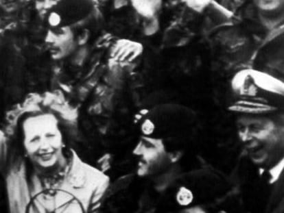 Margaret Thatcher visita a las tropas brit&aacute;nicas en las islas Malvinas durante la guerra con Argentina.