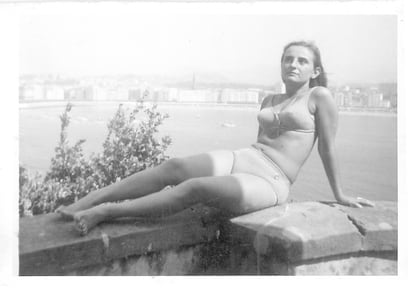 Maribel Ziga, madre de la autora Itziar Ziga, en Donosti, 1967, en una fotografía del álbum personal.