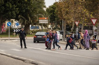 Un grupo de mujeres con sus hijos cruzando la calle en las Norias, El Ejido, al salir del colegio.