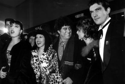 1990: Almodóvar y Banderas en el estreno de <i>Átame</i> con Rossy de Palma, Loles León y Victoria Abril.
