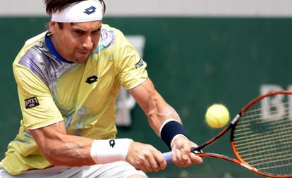 Ferrer devuelve la pelota contra Cilic.