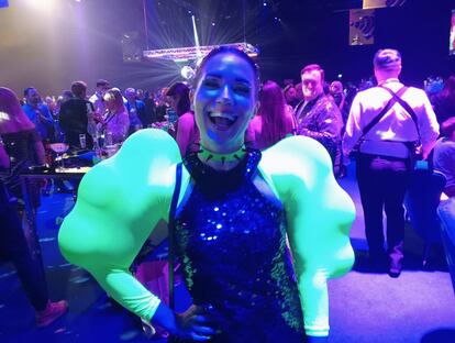 La fiesta del Eurovisión 2023 organizada el sábado en Liverpool iba más allá del escenario del M&S Bank Arena. La asistente a uno de los eventos paralelos al festival luce el sábado noche la característica indumentaria verde del musculado representante de Finlandia, Käärijä, favorito en el televoto.