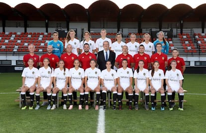 Foto oficial del equipo filial del Valencia CF, el mejor clasificado en la tabla, junto a las jugadoras de Liga Iberdrola Mari Paz, Gio Carreras, Paula Nicart, Sara Medina, Marta Peiró y Mandy van den Berg. Jesús Oliva y Sergio Fernández, coordinadores de la cantera, se sitúan a la derecha de Pedro Malabia, presidente de Honor (de traje).