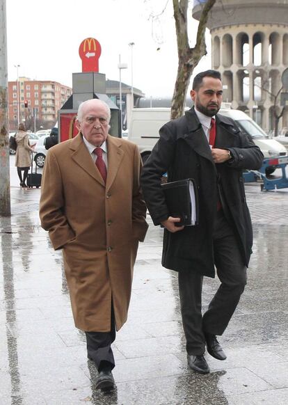 Rom&amp;aacute;n Sanahuja, a la izquierda, a su llegada a los juzgados de Plaza de Castilla, Madrid, en 2011.