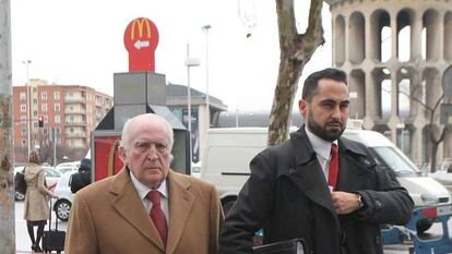 Rom&amp;aacute;n Sanahuja, a la izquierda, a su llegada a los juzgados de Plaza de Castilla, Madrid, en 2011.