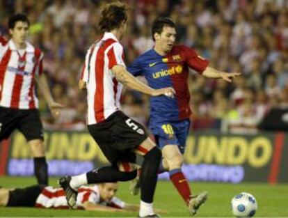 Messi disputa un balón a Amorebieta en la final de la Copa del Rey disputada entre el Barcelona y el Athletic en 2009.