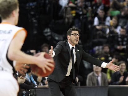 Fotis Katsikaris da instrucciones a sus jugadores del Uxue.