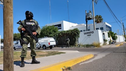 Elemento de la Guardia Nacional resguarda las instalaciones del Servicio Médico Forense, en Culiacán.