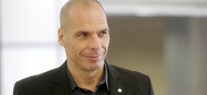 Varoufakis espera su turno de palabra en la reuni&oacute;n del Eurogrupo.