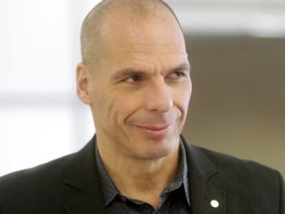 Varoufakis espera su turno de palabra en la reuni&oacute;n del Eurogrupo.