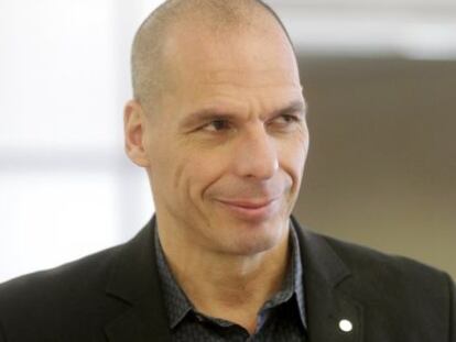 Varoufakis espera su turno de palabra en la reuni&oacute;n del Eurogrupo.