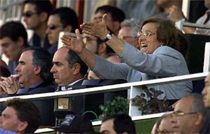 María Teresa Rivero, la presidenta del Rayo, en una de sus protestas a un árbitro desde el palco.