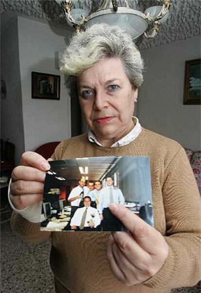 Rosa Sanz señala a su hijo en una foto hecha cuando trabajaba.