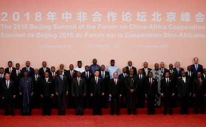 O presidente chinês, XI Jinping, posa para a foto coletiva da última edição do Foro de Cooperação China-África (Focac), um encontro que tradicionalmente é realizado a cada três anos e no qual a China e os distintos Estado africanos estreitam vínculos de amizade, como explica a própria página da organização na Internet. Tanto a China como o continente africano são territórios que tradicionalmente barram a ascensão das mulheres ao topo do poder político. Burundi e Libéria são os únicos países da África que já tiveram uma mulher presidenta. Sylvie Kinigi chegou à chefia de Estado do Burundi em 1993, depois do assassinato de Melchor Ndadaye, o primeiro presidente hutu da história do país, por rebeldes tutsis. Kinigi fazia parte da minoria tutsi no Executivo de Ndadaye. Apesar disso, ela conseguiu organizar um efêmero Gabinete que governou provisoriamente durante alguns meses, antes de passar o bastão para um novo presidente hutu. Na Libéria, Ellen Johnson-Sirleaf se tornou em 2006 a primeira mulher eleita presidenta da África. Governou até janeiro e ganhou o Prêmio Nobel da Paz em 2011.