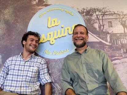 Luis Negrón (derecha) y su asistente Adrián González en la librería La Esquina de Río Piedras (Puerto Rico)