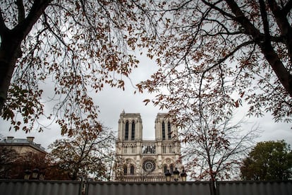 El rector de la catedral de Notre Dame de París, Patrick Chevet, dijo este martes que la retirada del andamio que se quemó sobre la cubierta del edificio, durante el incendio del pasado 15 de abril, supone el principal riesgo de derrumbamiento, por lo que la seguridad del mismo no estará garantizada hasta que se desmonte.