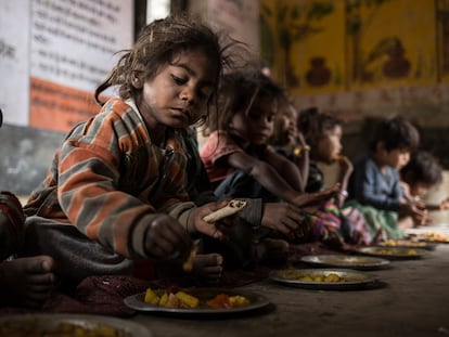 Hora del almuerzo en el 'anganwadi' (centro infantil rural) en el Village Rampuriya, Baran (Rajasthan). India.