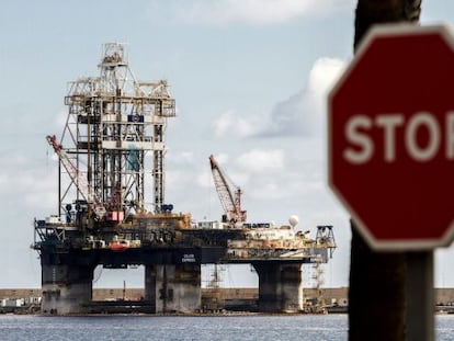 Plataforma de la petrolera escocesa Cairn Energy cercana a lugar en el que Repsol pretende perforar en Canarias. / Ángel Medina (Efe)