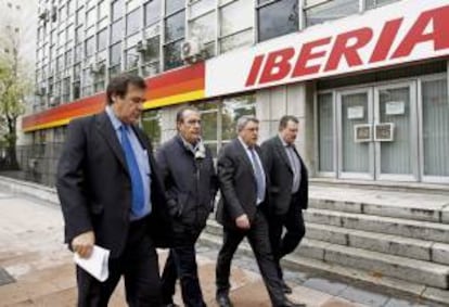 El secretario federal del sector aéreo de UGT, Francisco Rodríguez (2i), acompañado de los representantes de los sindicatos que integran el Consejo Económico y Social (CES), UGT, CCOO y los pilotos del Sepla, en la sede de la aerolínea en Madrid. EFE/Archivo