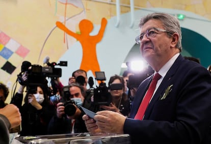 El candidato de Francia Insumisa, Jean Luc-Mélenchon, ejerce su derecho al voto en el distrito 2 de Marsella.