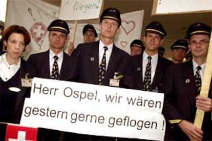 Un grupo de pilotos de Swissair sostiene un cartel con la leyenda: "Sr. Ospel, nos hubiera encantado volar ayer".