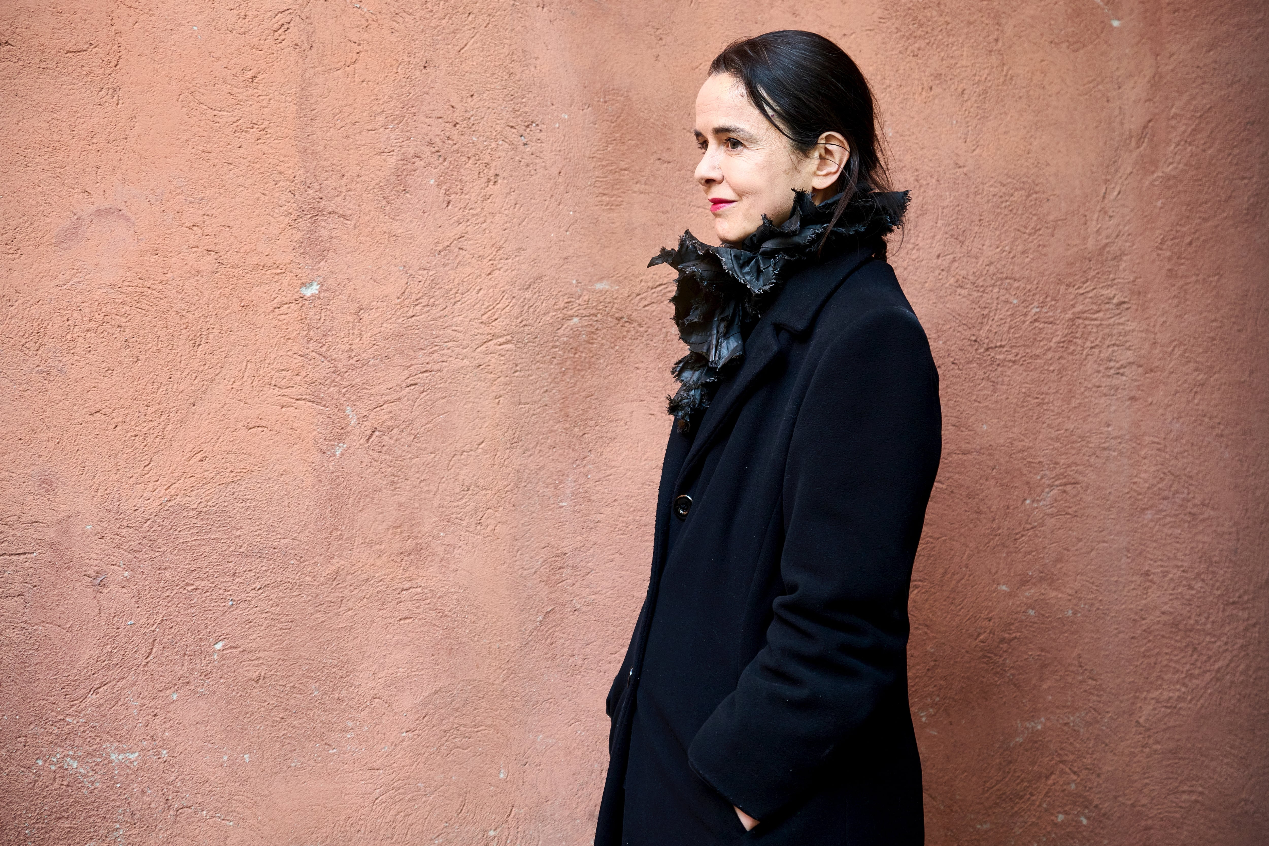 Amélie Nothomb no defrauda: una autoficción para escarbar en el duelo y la memoria que entra en el cielo y vuelve a la tierra