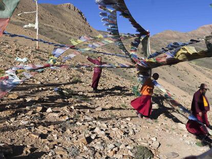 Varios monjes cerca del monasterio budista Tnagyud Gompa en Komik.