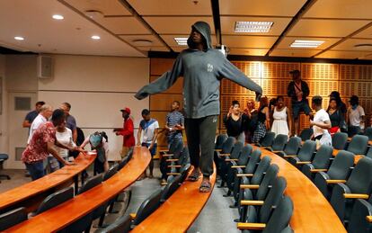 Estudiantes manifestandose interrumpen conferencias durante una protesta en la que exigen educación superior gratuita, en la Universidad de Ciudad del Cabo (Sudáfrica).