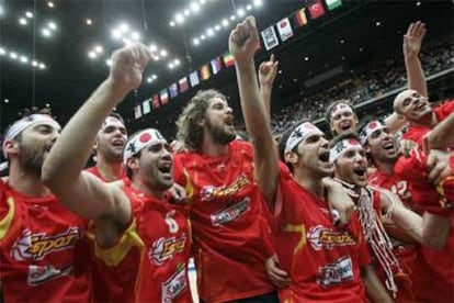 Los juagdores españoles, tras ganar a Grecia en la final del Mundial.