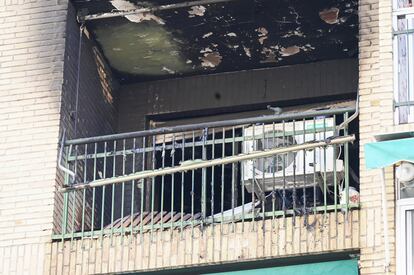 Detalle de la terraza de la vivienda en la que se ha producido el incendio, en la calle Circunvalación de Granada.