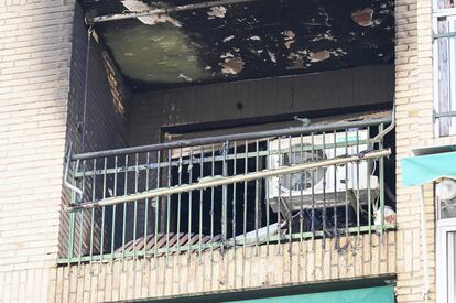 Detalle de la terraza de la vivienda en la que se ha producido el incendio, en la calle Circunvalación de Granada. 