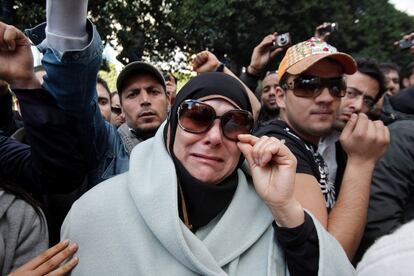 Una mujer llora desconsolada durante las protestas contra el presidente Ben Alí, el viernes 14 de enero, en la capital tunecina.