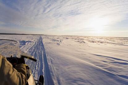 El encanto de una ruta en moto de nieve depende mucho del entorno que se recorre. Se ofrecen en la mayoría de los centros de nieve y fuera de ellos en muchos países nórdicos, como Noruega o Canadá, donde se suele aprovechar este tipo de transporte para explorar paisajes solitarios. Lo más importante: abrigarse con la ropa adecuada. En la foto, un excursionista recorre el cauce congelado del río Kuskokwim, en Alaska.