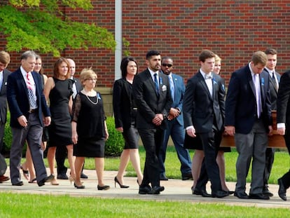 Fred (con la corbata de la bandera americana) y Cindy Warmbier caminan tras el ata&uacute;d de su hijo Otto, fallecido el lunes, tras pasar m&aacute;s de a&ntilde;o y medio preso en Corea del Norte.