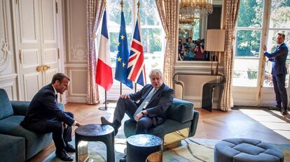 El presidente francés, Emmanuel Macron, junto al primer ministro británico, Boris Johnson, durante su reunión en el Elíseo.