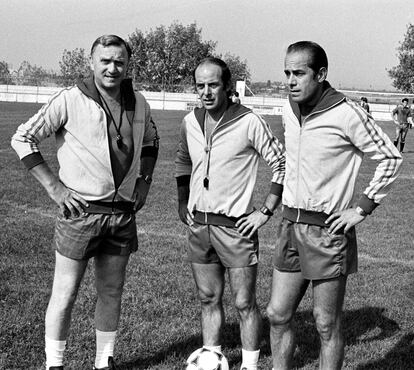  Luis Suárez, a la derecha, junto al seleccionador nacional José Emilio Santamaría (i) y otro de sus ayudantes, Chus Pereda (c), durante un entrenamiento con la selección de fútbol, en el campo del Pegaso, el año 1980. 