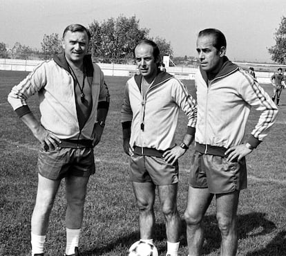  Luis Suárez, a la derecha, junto al seleccionador nacional José Emilio Santamaría (i) y otro de sus ayudantes, Chus Pereda (c), durante un entrenamiento con la selección de fútbol, en el campo del Pegaso, el año 1980. 