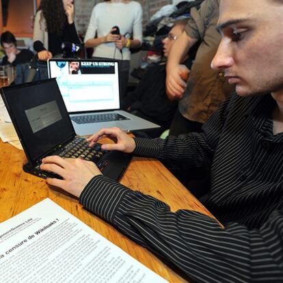 Miembros de uno de los grupos de <i>hackers</i> que apoyan al portal de filtraciones Wikileaks, en Lille (Francia).