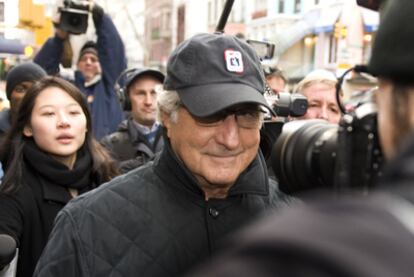 Bernard Madoff llega a su apartamento en Nueva York en diciembre de 2008.