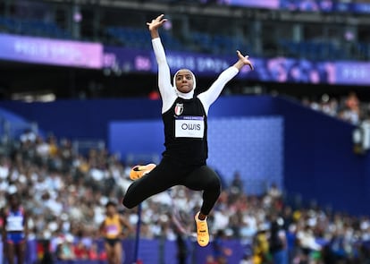 La egipcia Esraa Owis durante la prueba de salto de longitud femenino.