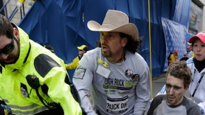 Carlos Arredondo asiste a Jeff Bauman tras ser herido en el atentado de Boston.