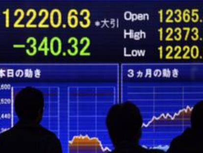 Pantalla informativa que muestra el índice de la bolsa en Tokio (Japón). EFE/Archivo