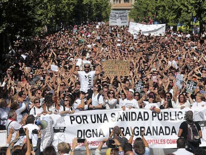 El m&eacute;dico Jes&uacute;s Candel, en brazos en una manifestaci&oacute;n en Granada.