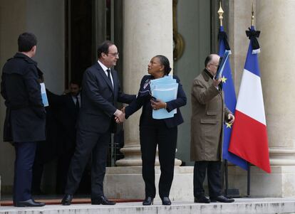 El presidente francés, Francois Hollande estrecha la mano con el ministro de Justicia francés Christiane Taubira,a la salida de la reunión de crisis.