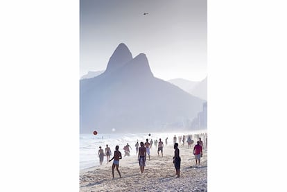 Brasileños jugando al fútbol en la playa de Ipanema, en Río.