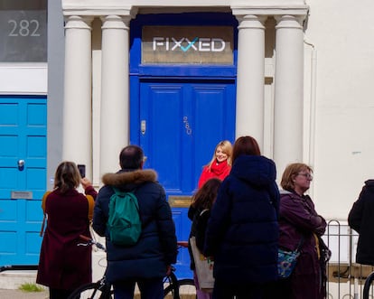 Varios curiosos visitan y se fotografían frente a la puerta azul de la casa en la que vive el protagonista de la película 'Notting Hill'.