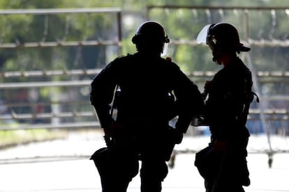 Dos polic&iacute;as, en las calles de San Salvador. 