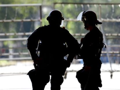 Dos policías, en las calles de San Salvador.
