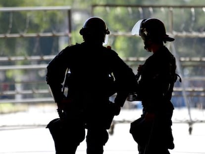 Dos polic&iacute;as, en las calles de San Salvador. 