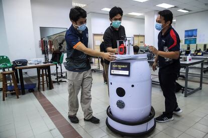 Profesores de ingeniería de la Universidad Internacional Islámica en Gombak (Malasia) muestran su prototipo de robot medicalizado ‘IIUM Medibot V2’, que está teniendo éxito entre la comunidad sanitaria al poder monitorizar a pacientes con Covid-19.